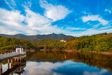 Landscape of mountains, rivers and lakes under blue sky and white clouds