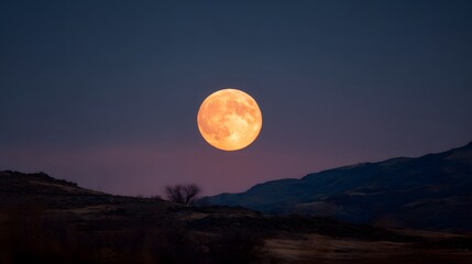 Goldener Vollmond über Hügeln bei klarem Nachthimmel 