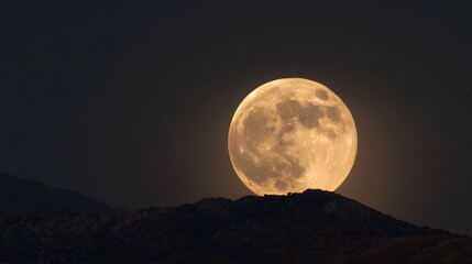 Vollmond hinter Berggipfel im klaren Nachthimmel 