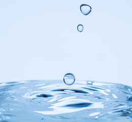 美しい水滴のアクションショット