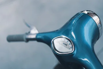 Selbstklebende Fototapeten Roller Close up of blue vintage scooter handlebar with speedometer  © macondos