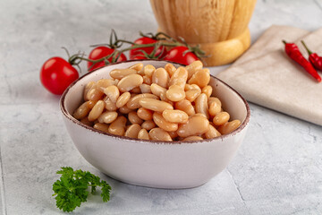 Canned white beans in the bowl