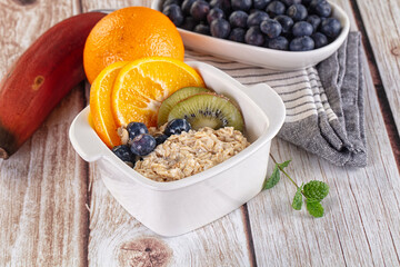 Oats porridge with blueberry, kiwi and orange