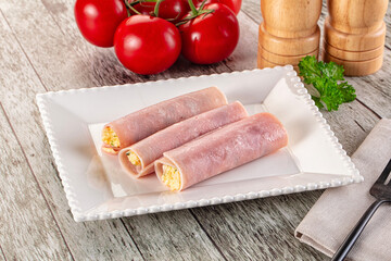 Roll with han and cheese snack