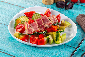 Salad with tuna tataki and avocado