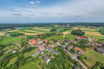 Fototapeta premium Die Ortschaft Eichenberg im mittelfränkischen Kreis Weißenburg-Gunzenhausen von oben