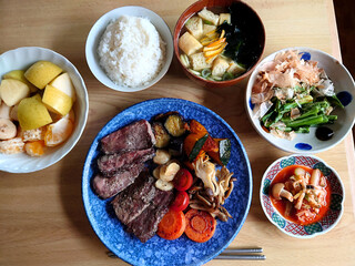 A typical menu found at a local diner: beef steak set meal (cut steak and grilled vegetables), soup, small dishes, and a dessert bowl / 町の大衆食堂で食べる定番メニュー～ビーフステーキ定食(カットステーキとグリル野菜)，椀物，小皿料理，デザートボウル付き