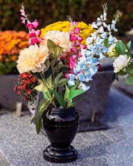 La fête de tous les saints en France. Bouquets de fleurs déposés sur les tombes des défunts. © Villages de France