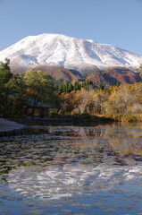 紅葉のいもり池から見た雪をかぶった黒姫山