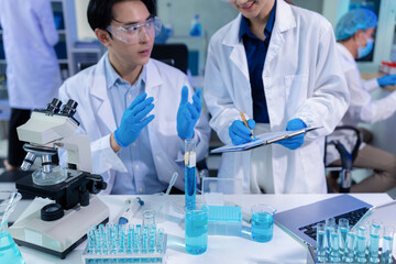 Fototapeta premium Scientist mixing chemical liquids in the chemistry lab. Researcher working in the chemical laboratory.
