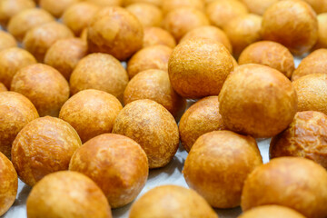 동그랗고 노릇하게 잘 익은 찹쌀빵들 