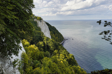 Die Steilküste der Ostseeinsel Rügen mit ihren charakteristischen Kreidefelsen im Nationalpark Jasmund, Mecklenburg-Vorpommern