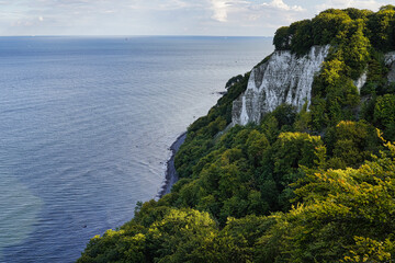 Blick auf die weißen Kreidefelsen an der Steilküste der Ostseeinsel Rügen, Mecklenburg-Vorpommern