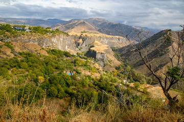Armenia 01 - paesaggio montuoso e aspro con canyon e boschi