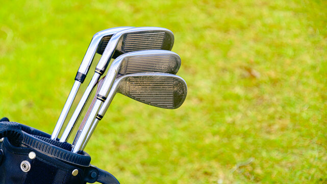 複数のゴルフクラブ