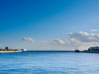 港町神戸の新突堤からの海辺の眺め