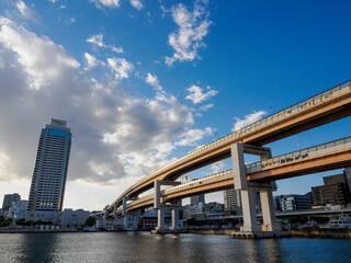 港町神戸の街の景観　水辺と橋と高層ビルが神戸の街のイメージの象徴
