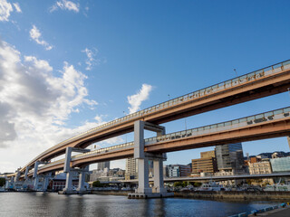 港町神戸の街の景観　水辺と橋と高層ビルが神戸の街のイメージの象徴