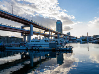 港町神戸の街の景観　水辺と橋と高層ビルが神戸の街のイメージの象徴 © Takamori Miyagishi 