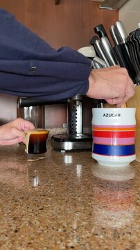 Proceso de preparaci&oacute;n de taza de caf&eacute; time lapse y tiempo acelerado en m&aacute;quina cafetera el&eacute;ctrica para desayunar