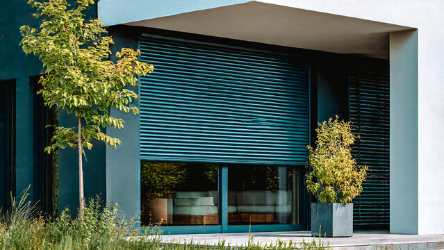 Volets roulants a demi ouverts sur baie vitr&eacute;e