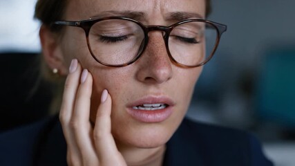 A woman experiences severe discomfort and toothache when touching her face in the office during the daytime.