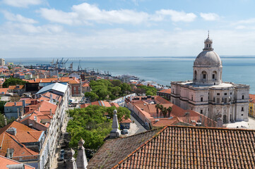 Obraz premium lisboa, panoramica del panteon nacional y de la ciudad desde el monasterio de san vicente do fora, portugal
