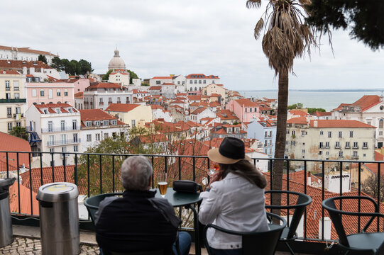 lisboa, mirador portas do sol, panoramica del barrio de la Alfama, monasterio san vicente de fora y panteon nacional, portugal.