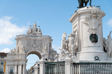 lisboa, vista del arco de triunfo y el monumento al rey Jose I en la plaza del comercio o terriro...