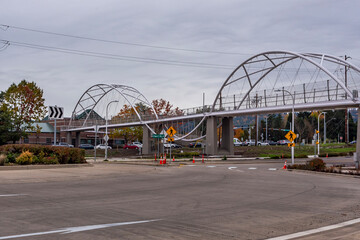 Obraz premium Sheridan highway overcrossing bridge for cyclists and pedestrians. Oregon, USA