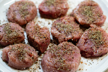 gebratenes Schweinefilet mit Waldpilzen, Kroketten und Sahnesoße