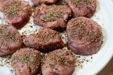 gebratenes Schweinefilet mit Waldpilzen, Kroketten und Sahnesoße