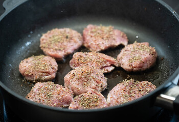 gebratenes Schweinefilet mit Waldpilzen, Kroketten und Sahnesoße