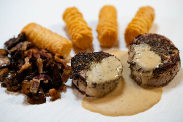 gebratenes Schweinefilet mit Waldpilzen, Kroketten und Sahnesoße