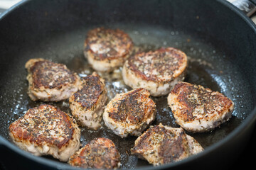 gebratenes Schweinefilet mit Waldpilzen, Kroketten und Sahnesoße