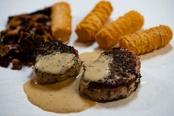 gebratenes Schweinefilet mit Waldpilzen, Kroketten und Sahnesoße