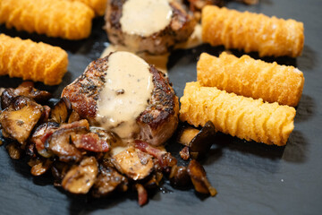gebratenes Schweinefilet mit Waldpilzen, Kroketten und Sahnesoße