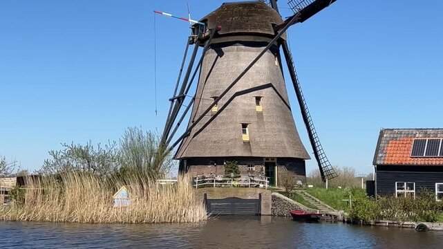 Molino de agua en Holanda visto desde barco
