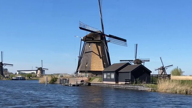 Seis molinos de agua vistos desde barco en Holanda