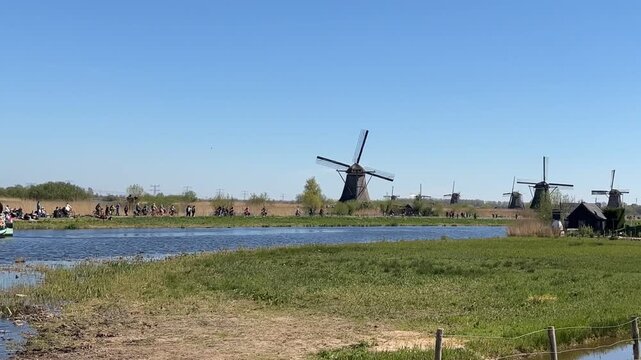 Panor&aacute;mica de campos y canales con molinos en Holanda