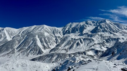 Obraz premium Snowy Mountain Range under Clear Blue Sky