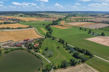Fototapeta premium Ausblick auf die Landschaft am Hornauer Weiher im Naturpark Frankenhöhe bei Burgbernheim