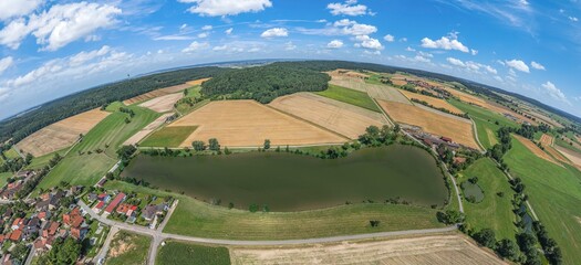 Fototapeta premium Ausblick auf die Landschaft am Hornauer Weiher im Naturpark Frankenhöhe bei Burgbernheim
