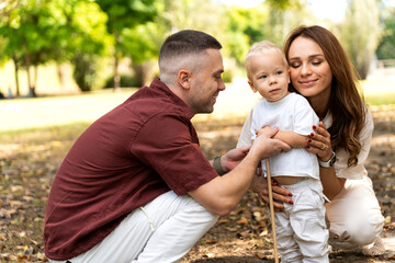 Obraz premium Ukrainian family playing in autumn park embracing love