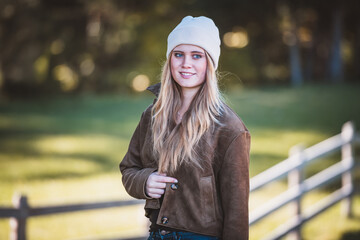 Junge Frau in der Natur