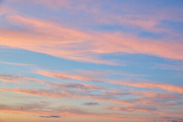 Obraz premium Beautiful pastel sunset sky with pink and orange clouds.