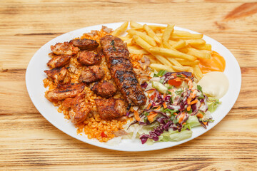Assiette grillade mixte avec blé, frites et salade – restauration rapide turque halal