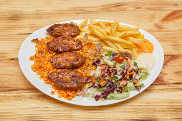 Assiette köfte servie avec blé, frites et salade – restauration rapide turque halal