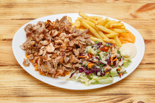 Assiette kebab servie avec bl&eacute;, frites et salade &ndash; restauration rapide turque halal. Doner kebab
