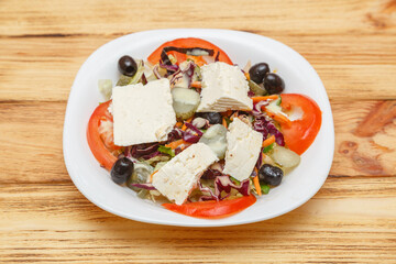 Salade végétarienne au fromage turc Beyaz Peynir avec légumes frais ( tomates, olives, choux, carottes, cornichons). Restauration rapide. 